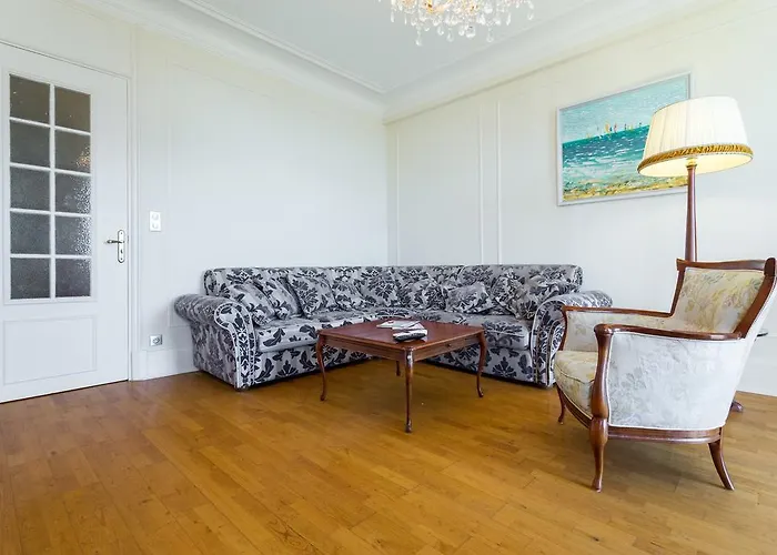 Claire Deluxe Apartment *